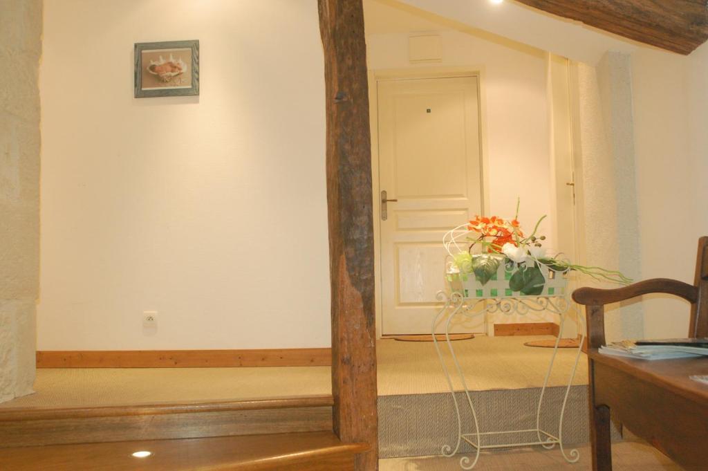 Hotel Du Donjon Aulnay  Экстерьер фото