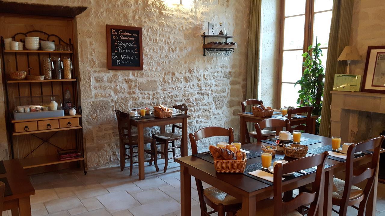 Hotel Du Donjon Aulnay  Экстерьер фото
