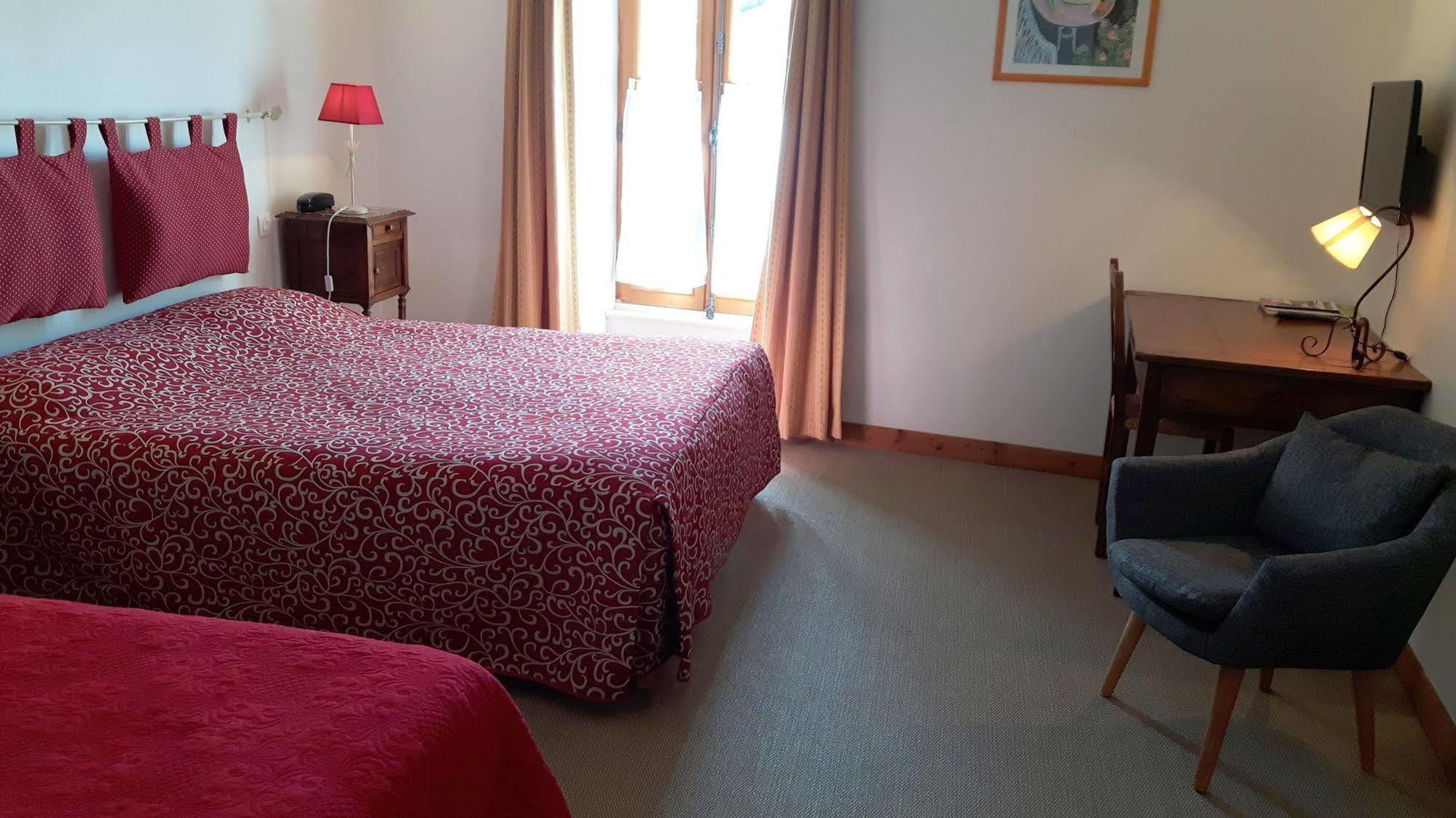 Hotel Du Donjon Aulnay  Экстерьер фото