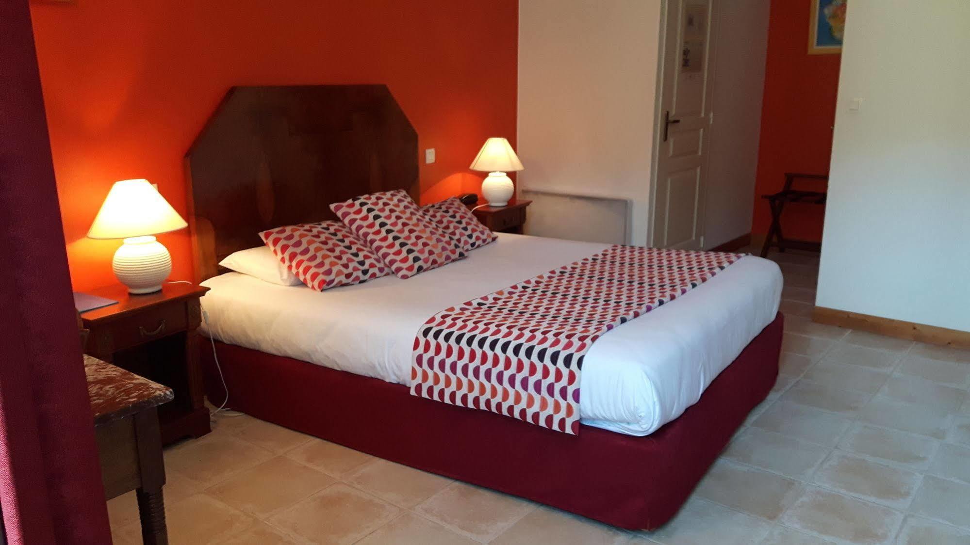 Hotel Du Donjon Aulnay  Экстерьер фото