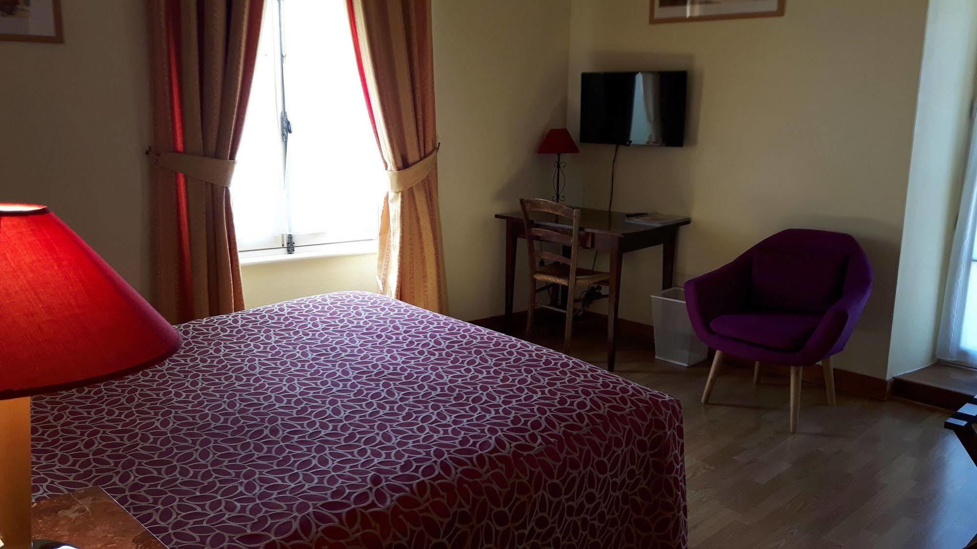 Hotel Du Donjon Aulnay  Экстерьер фото