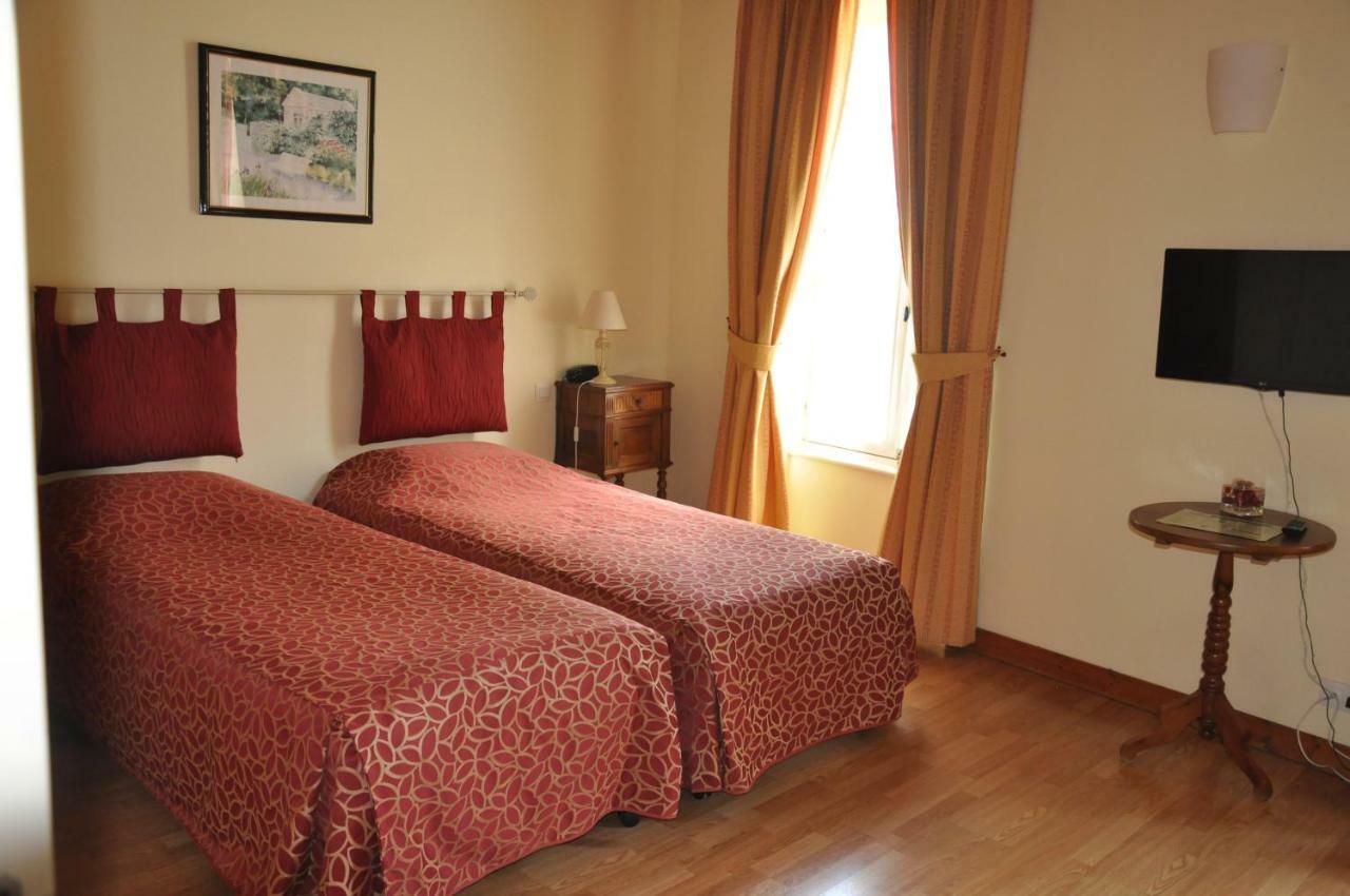 Hotel Du Donjon Aulnay  Экстерьер фото
